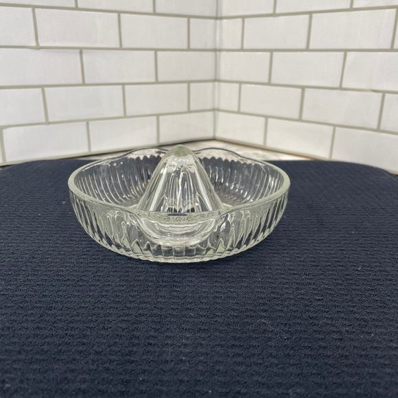 Vintage Clear Glass Hand Juicer Reamer Orange Lemon Citrus Juicer - Large - Picture 3 of 11